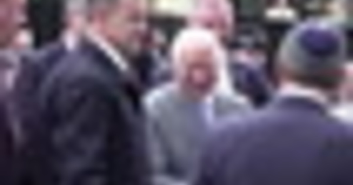 Re Carlo III fa visita al quartiere Golders Green a Londra
