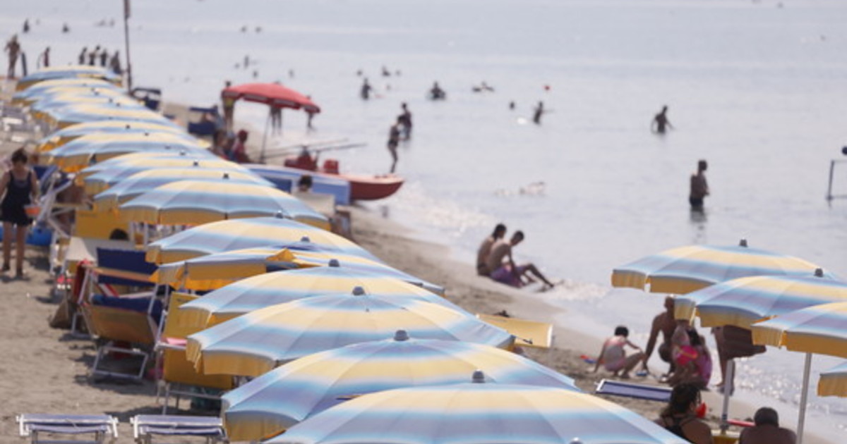 per la costa romana le bandiere blu restano un miraggio da Iltempo.it per la costa romana le bandiere blu restano un miraggio