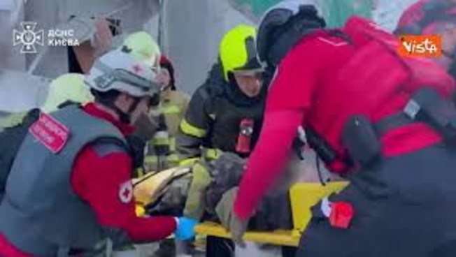Guerra Ucraina, massiccio attacco russo su Kiev e altre città, vittime e distruzioni