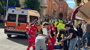 Modena, travolge i passanti con l'auto e poi li accoltella. Fermato uno straniero