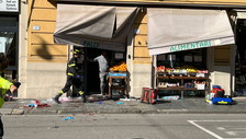 Terrore a Modena, a 100 all'ora sulla folla poi le coltellate: Abbiamo visto le persone volare. Chi è l'uomo in fermato 
