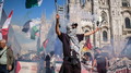 Milano, corteo ProPal fra Kefiah, petardi e insulti al governo