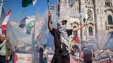 Milano, corteo pro-pal fra Kefiah, petardi e insulti al governo