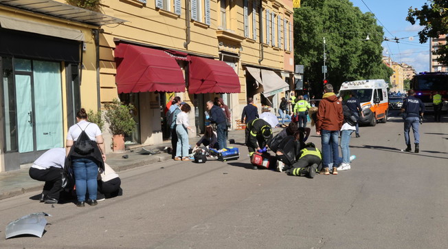 Terrore a Modena, travolge con l'auto i passanti e poi li accoltella