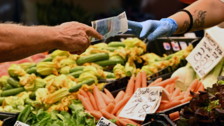 Il meteo pazzo salva la spesa, scendono i prezzi di frutta e verdura
