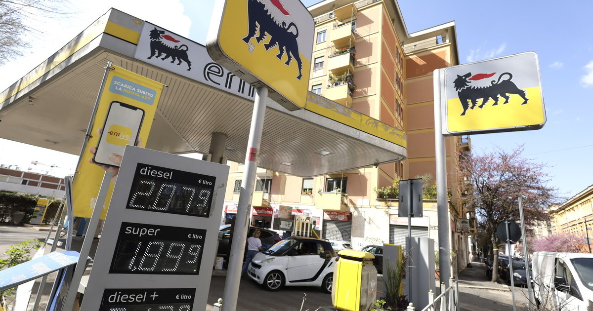 Salgono ancora le medie dei prezzi della benzina. Sorpresa sul diesel