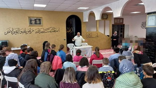 Esplode il caso per la gita scolastica alla moschea. “Islamizzazione dei bambini”