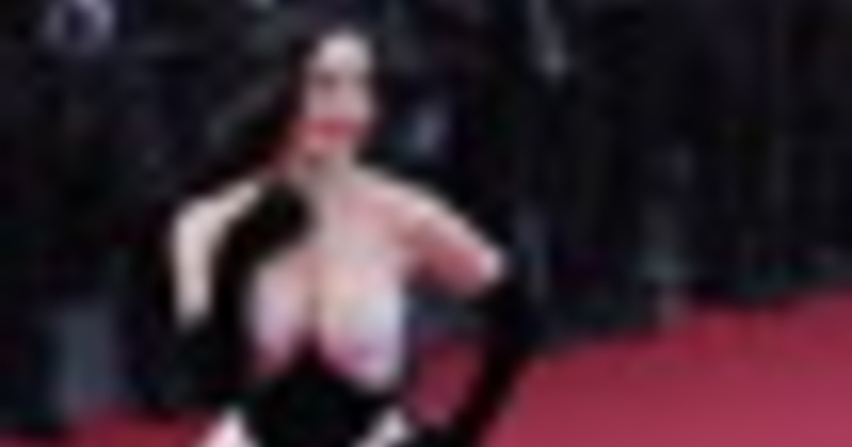 Cannes, sul red carpet Ken Loach, Juliette Binoche e Dita von Teese