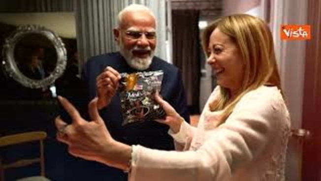 Modi porta a Meloni le caramelle ‘Melody' in regalo e Giorgia fa il selfie