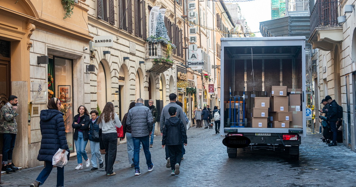 Centro, giungla dei furgoni merci, rifiuti e 