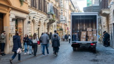 Centro, giungla dei furgoni merci, rifiuti e selci. Commercianti infuriati