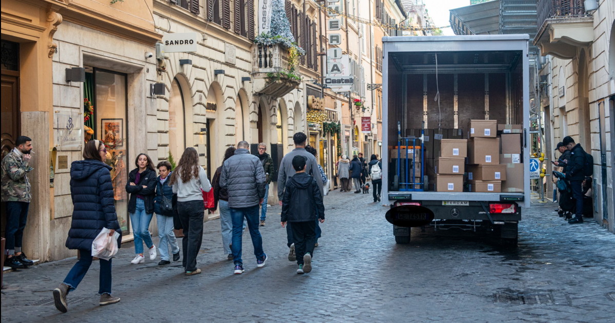 centro giungla dei furgoni merci rifiuti e selci commercianti infuriati da Iltempo.it centro giungla dei furgoni merci rifiuti e selci commercianti infuriati