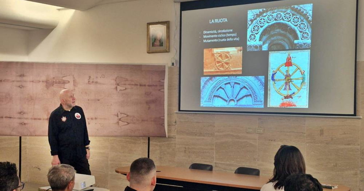 Dalla protezione dei Templari ai laboratori Enea: il mistero della Sindone fa scalo a Roma Termini