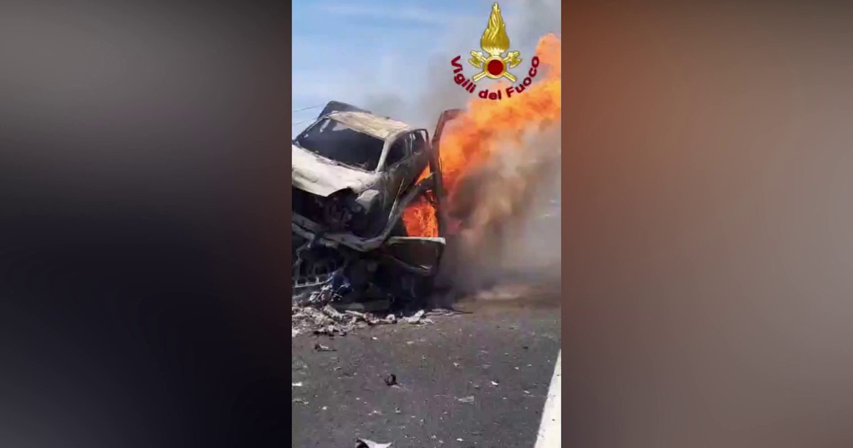 Scontro fra tir in provincia di Asti, muore un uomo. Le immagini dell'incidente