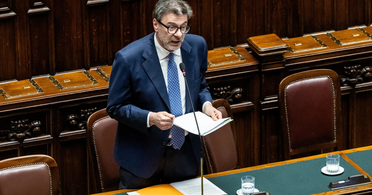 "Taglio accise fino alla prima settimana di giugno". Giorgetti contro il caro-carburante