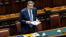 Taglio accise fino alla prima settimana di giugno. Giorgetti contro il caro-carburante