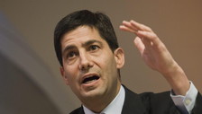 Usa, Warsh nuovo presidente della Fed rompe tradizione e giura alla Casa Bianca 