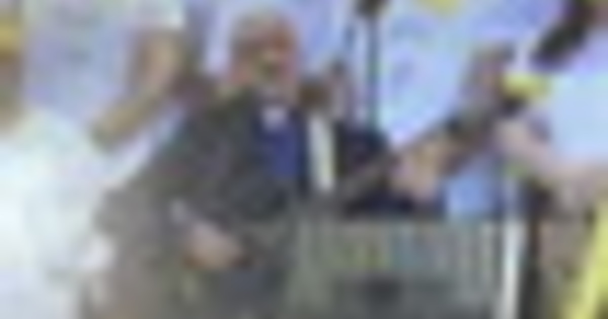 Papa ad Acerra, il prete cantante: 