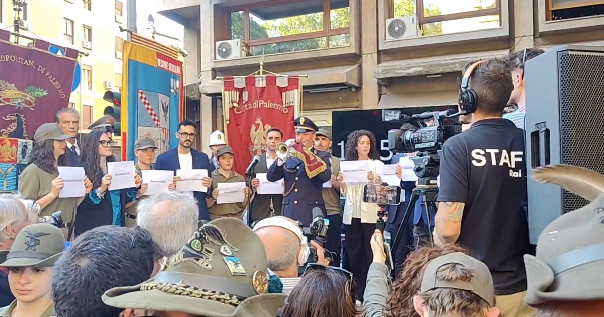 34 anni fa la strage di Capaci, il minuto di silenzio all'albero Falcone