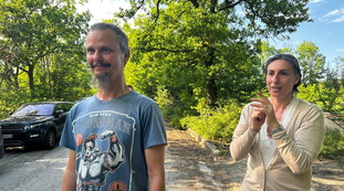 Famiglia nel bosco, i figli iscritti a scuola contro la volont&agrave; dei genitori