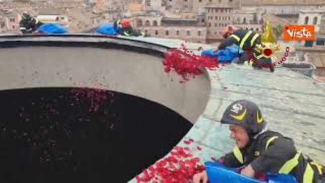 pioggia di petali di rose al pantheon per la pentecoste il video dei vigili del fuoco del 2024 da Iltempo.it pioggia di petali di rose al pantheon per la pentecoste il video dei vigili del fuoco del 2024