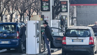 Arrivano i ribassi alle pompe di benzina. Continua a salire il diesel