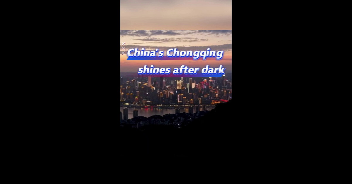 Cina, la città di Chongqing illumina la notte con paesaggi di luci