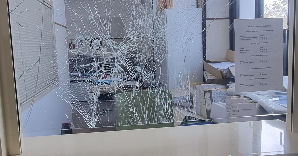 Istituto Carducci occupato e devastato. "Senza prove non pagano né gli alunni né i genitori"