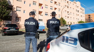 Roma, compie atti osceni davanti una ragazzina all'uscita di scuola. Fermato psicoterapeuta dei Vip