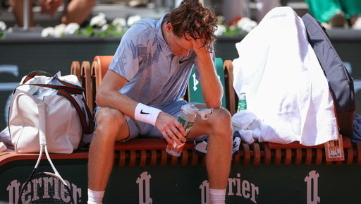 Sinner, ancora un malore: il crollo in campo e Cerundolo lo elimina dal Roland Garros