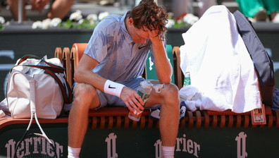 Sinner, ancora un malore: il crollo in campo e Cerundolo lo elimina dal Roland Garros
