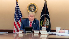 Trump nella situation room: le navi bloccate a Hormuz possono tornare a casa