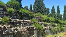 Loculi inghiottiti dal verde, infiltrazioni e bagni fuori uso. I romani: Nessun rispetto per i morti
