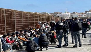 I medici della vergogna. Il «sistema» dei camici per evitare i rimpatri ai clandestini