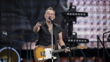 Springsteen sfida Trump con il popolo del rock. E rispunta la hippie Joan Baez