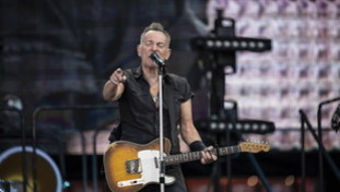 Springsteen sfida Trump con il popolo del rock. E rispunta la hippie Joan Baez