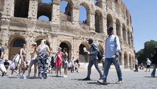 Via dei Fori, venditori abusivi scatenati. Ma il Municipio caccia gli artisti