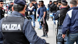 Immigrati clandestini, il medico li libera e loro delinquono: furti, spaccio, minacce