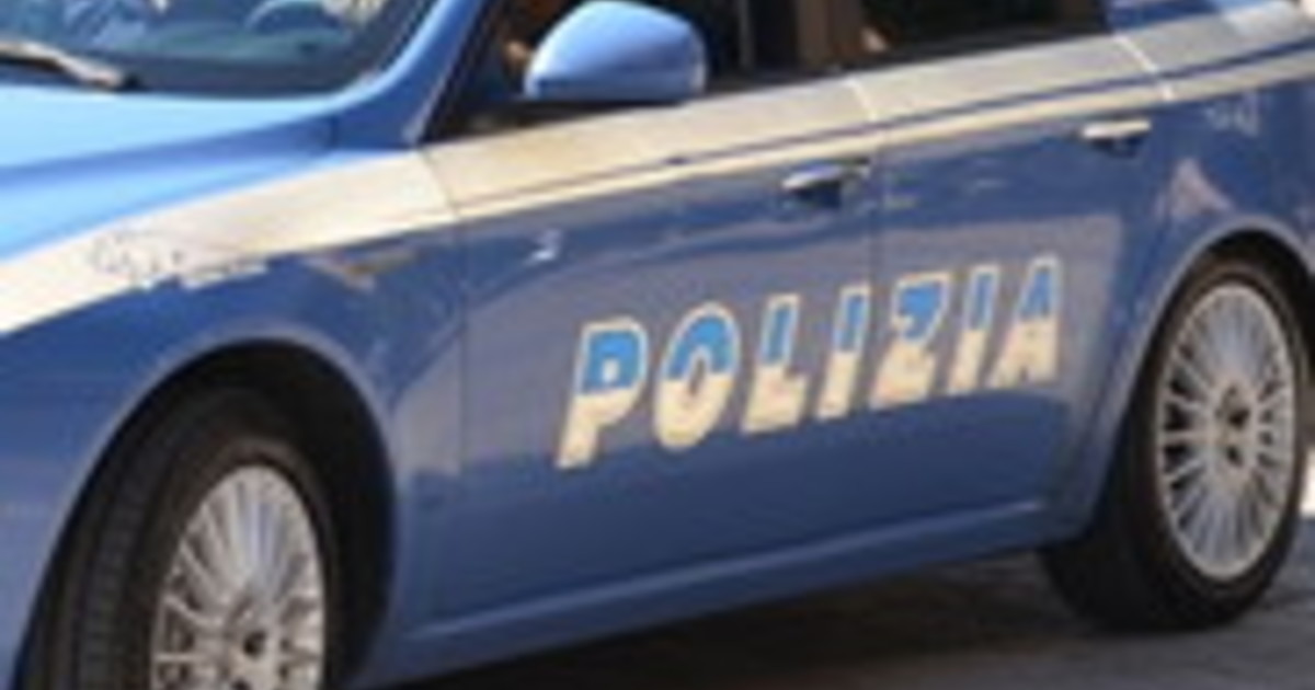 ostia auto in fuga dalla polizia investe due ragazze fermati due giovani da Iltempo.it ostia auto in fuga dalla polizia investe due ragazze fermati due giovani