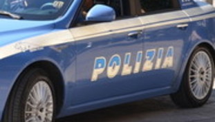 Ostia, auto in fuga dalla polizia investe due ragazze. Fermati due giovani