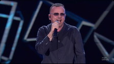 Gigi D'Alessio batte Massimo Ranieri. Boom... continuavano a chiamarlo Trinità