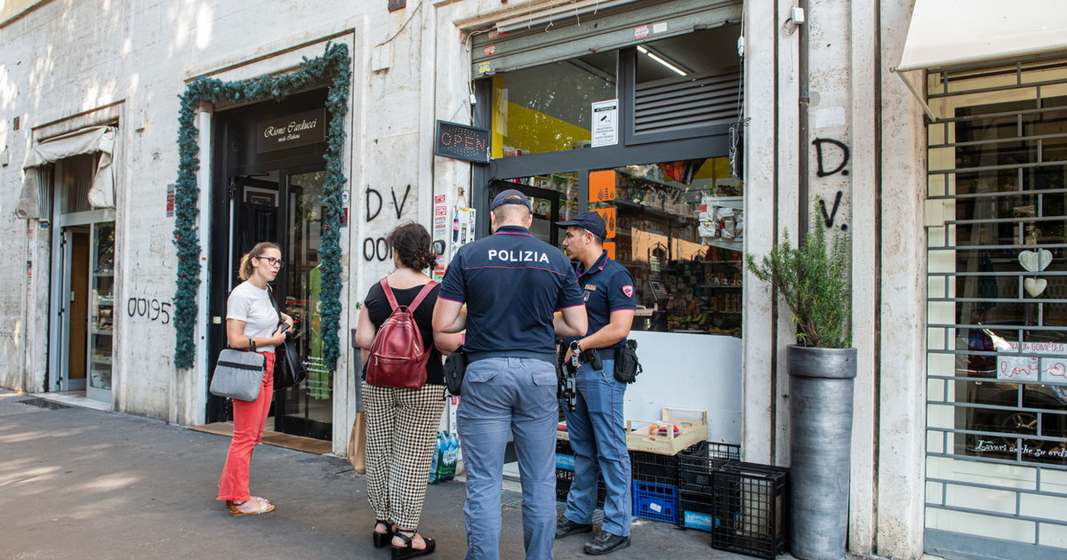 Saracinesche italiane abbassate. E i market stranieri invadono le città