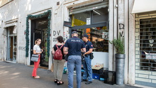 Saracinesche italiane abbassate. E i market stranieri invadono le città