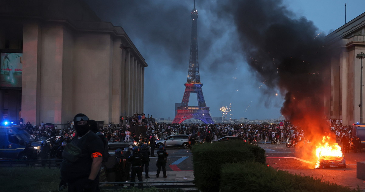 Violenze e saccheggi. Immigrati e seconde generazioni mettono la Francia a ferro e fuoco