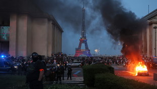 Violenze e saccheggi. Immigrati e seconde generazioni mettono la Francia a ferro e fuoco