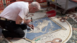 Il Comune di Milano difende il restauro del toro: Non è ancora finito”. Ma i social già insorgono