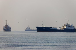 Medio Oriente, l'Iran annuncia: "Blocco totale di Hormuz e Bab el-Mandeb"