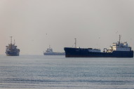 Medio Oriente, l'Iran strozza il mondo: blocco totale di Hormuz e Bab el-Mandeb.