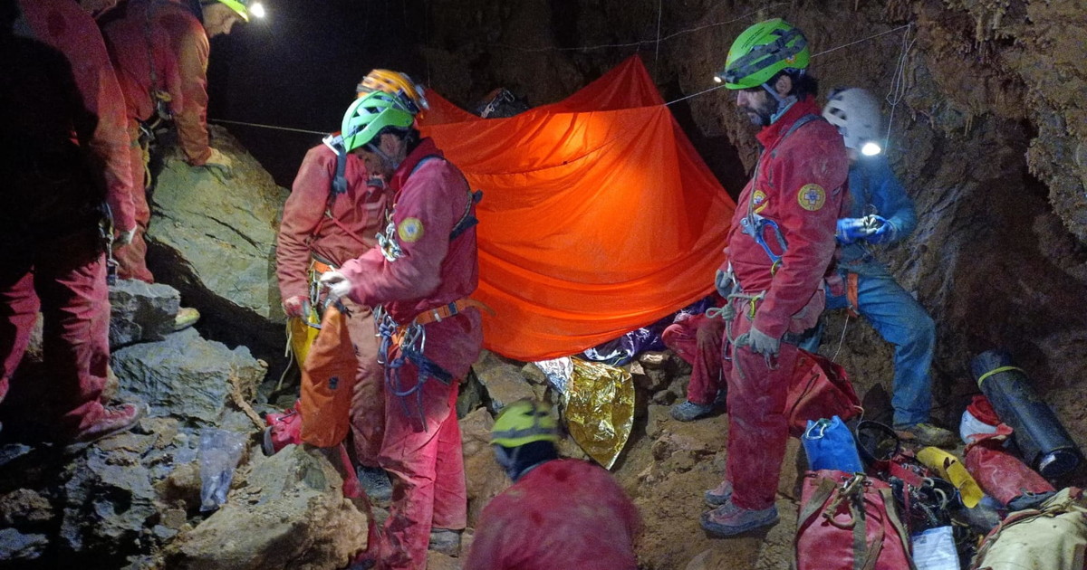 cuneo liberato lo speleologo incastrato nella grotta l intervento dei soccorsi da Iltempo.it cuneo liberato lo speleologo incastrato nella grotta l intervento dei soccorsi