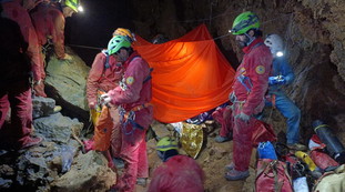 Cuneo, liberato lo speleologo incastrato nella grotta. L'intervento dei soccorsi